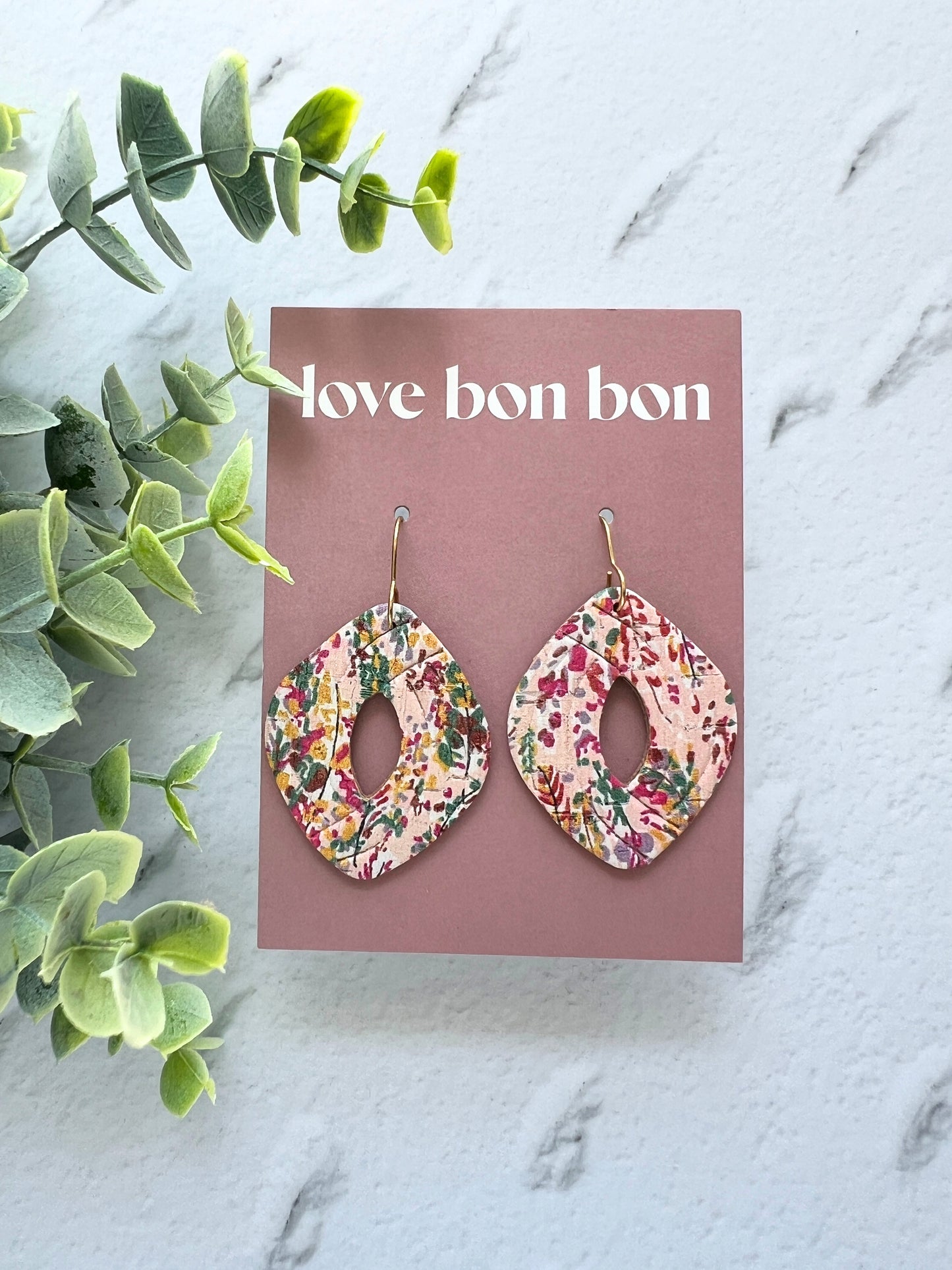 Amara - Embossed Cut Out Curved Diamond Dangle Earring