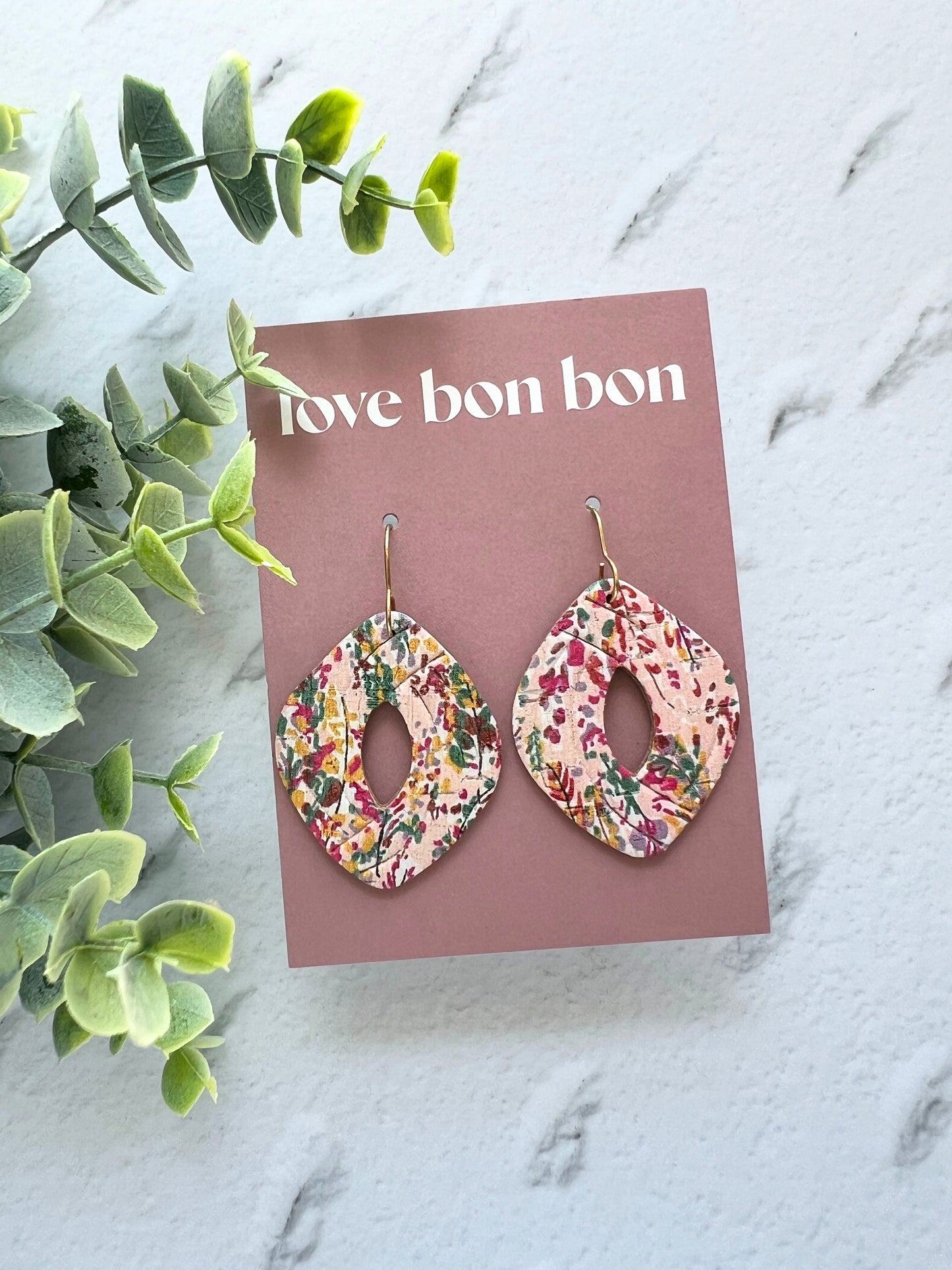 Amara - Embossed Cut Out Curved Diamond Dangle Earring
