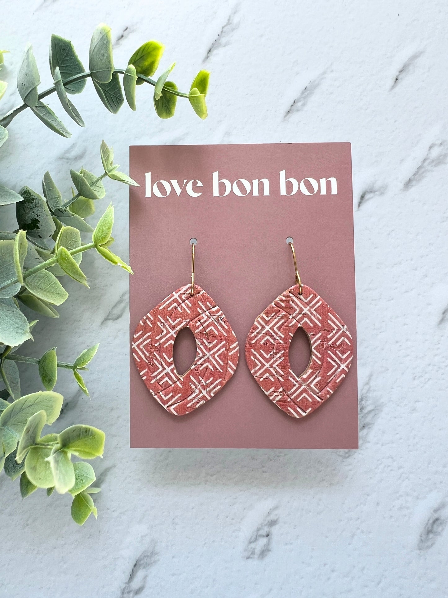 Amara - Embossed Cut Out Curved Diamond Dangle Earring