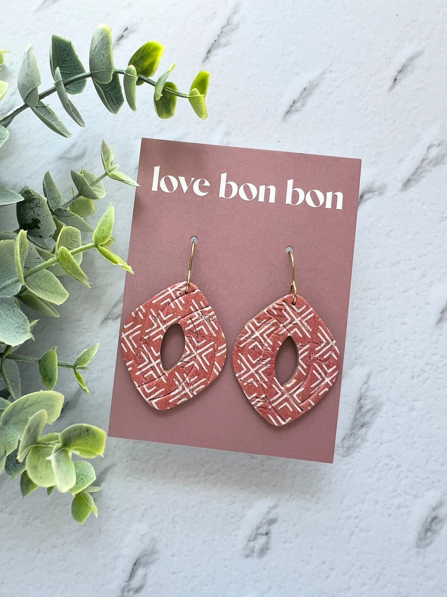 Amara - Embossed Cut Out Curved Diamond Dangle Earring