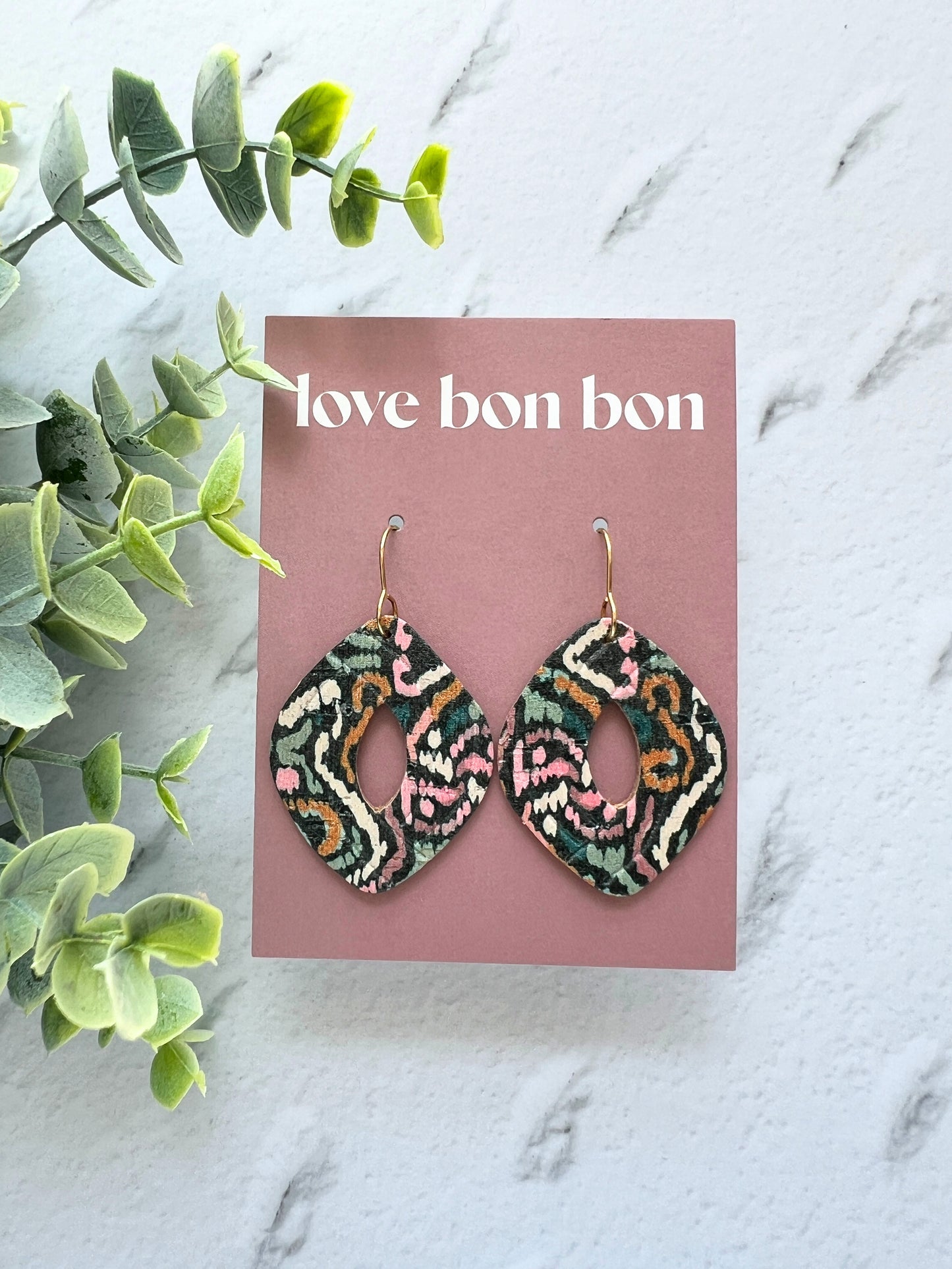 Amara - Embossed Cut Out Curved Diamond Dangle Earring