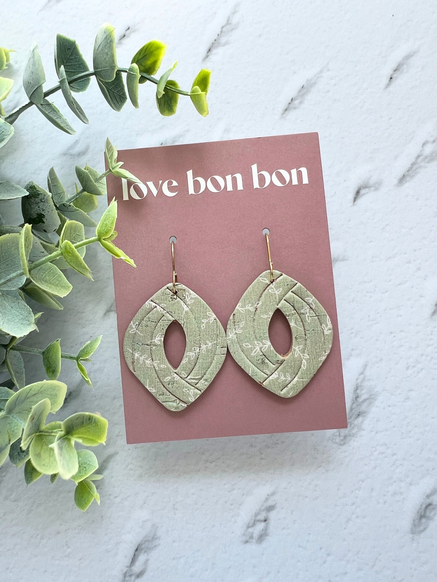 Amara - Embossed Cut Out Curved Diamond Dangle Earring