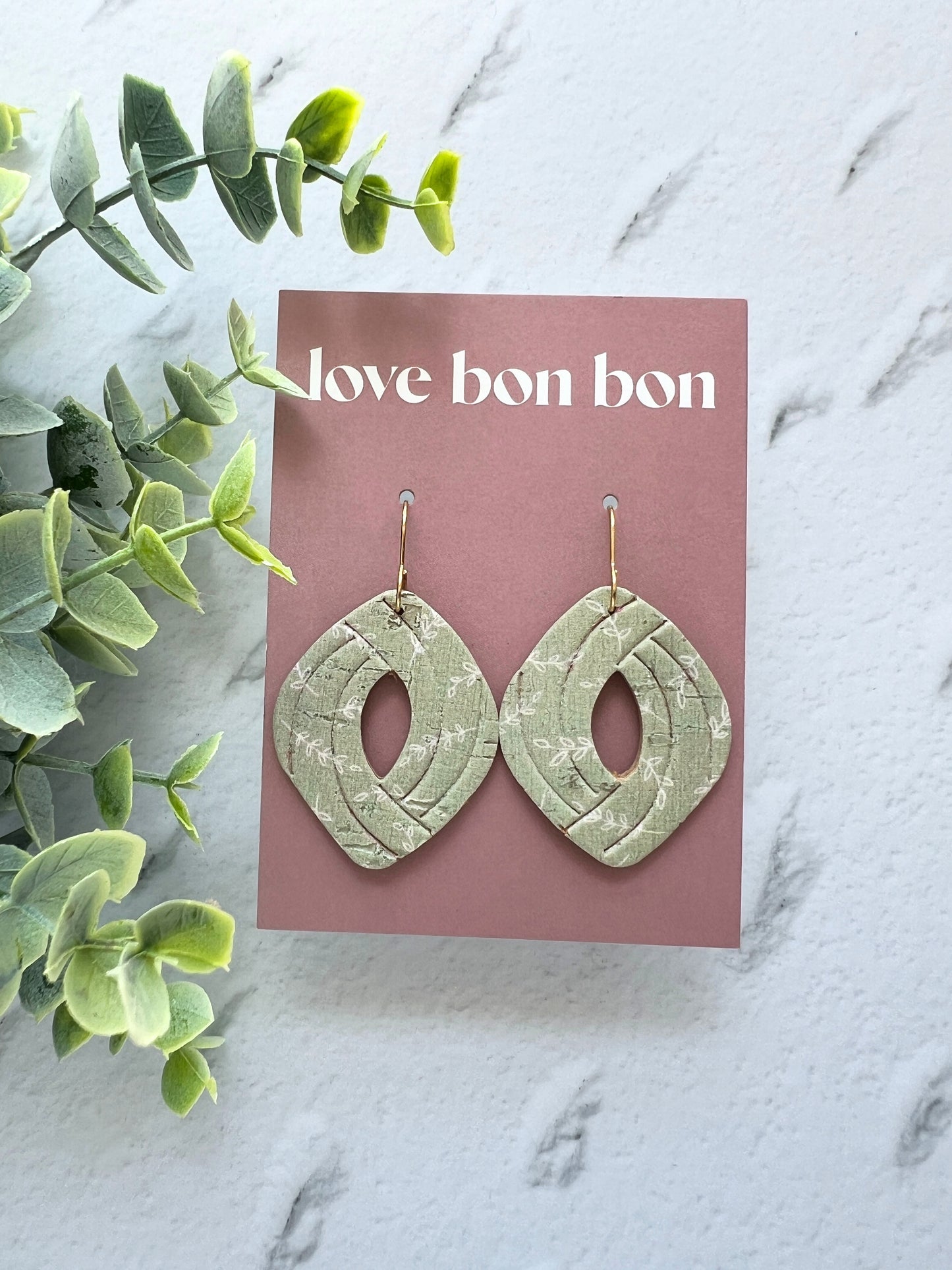 Amara - Embossed Cut Out Curved Diamond Dangle Earring